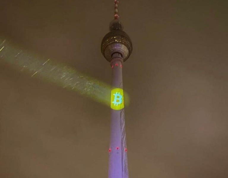 башня Berliner Fernsehturm в Берлине 