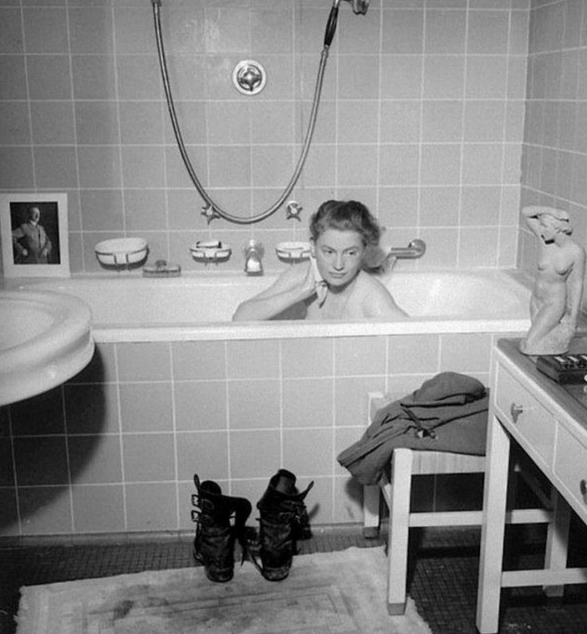 Ли Миллер в ванне Гитлера