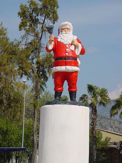 Скульптура Санта Клауса в Демре